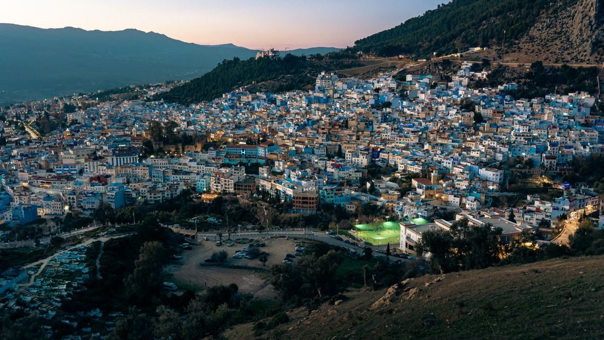 Panorama di Chefchaouen al crepuscolo con le prime luci della città
