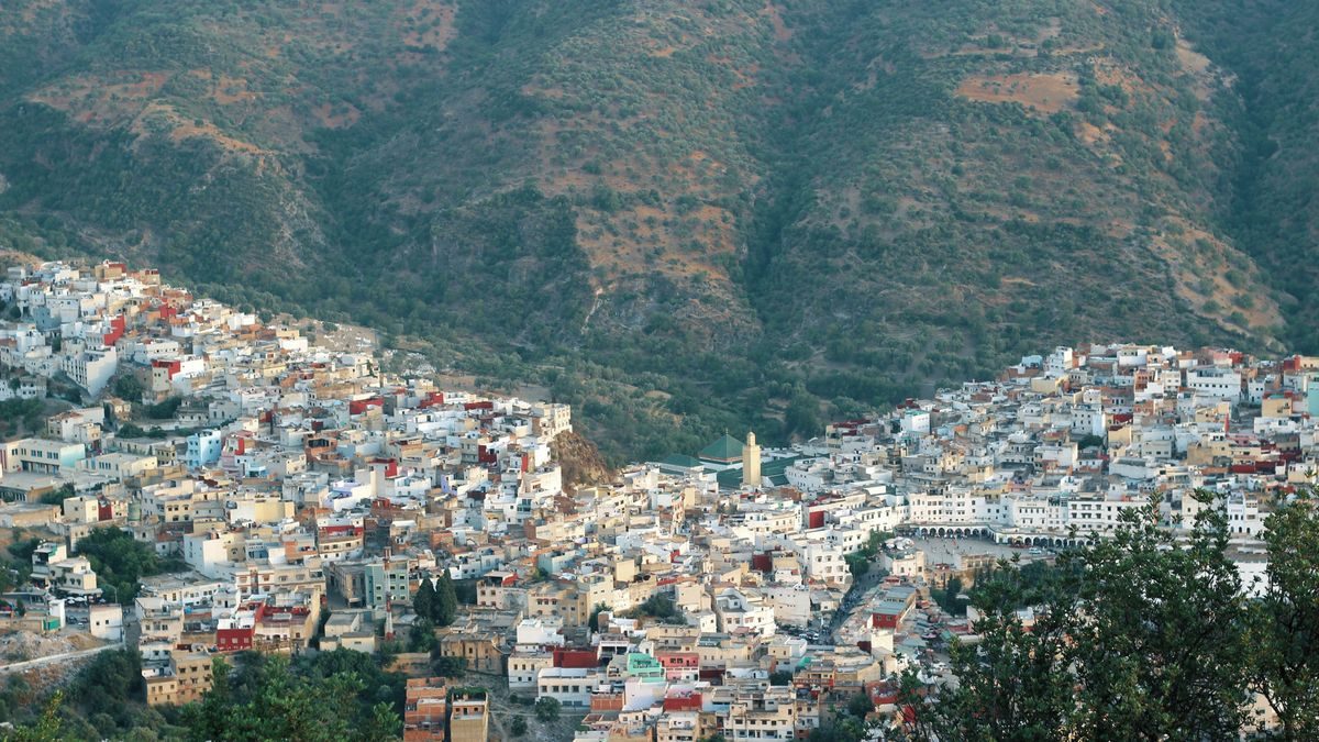 Chefchaouen vista dall'alto, adagiata ai piedi delle montagne del Rif