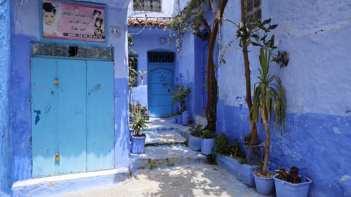 Cortile con facciate e porte blu nella medina di Chefchaouen
