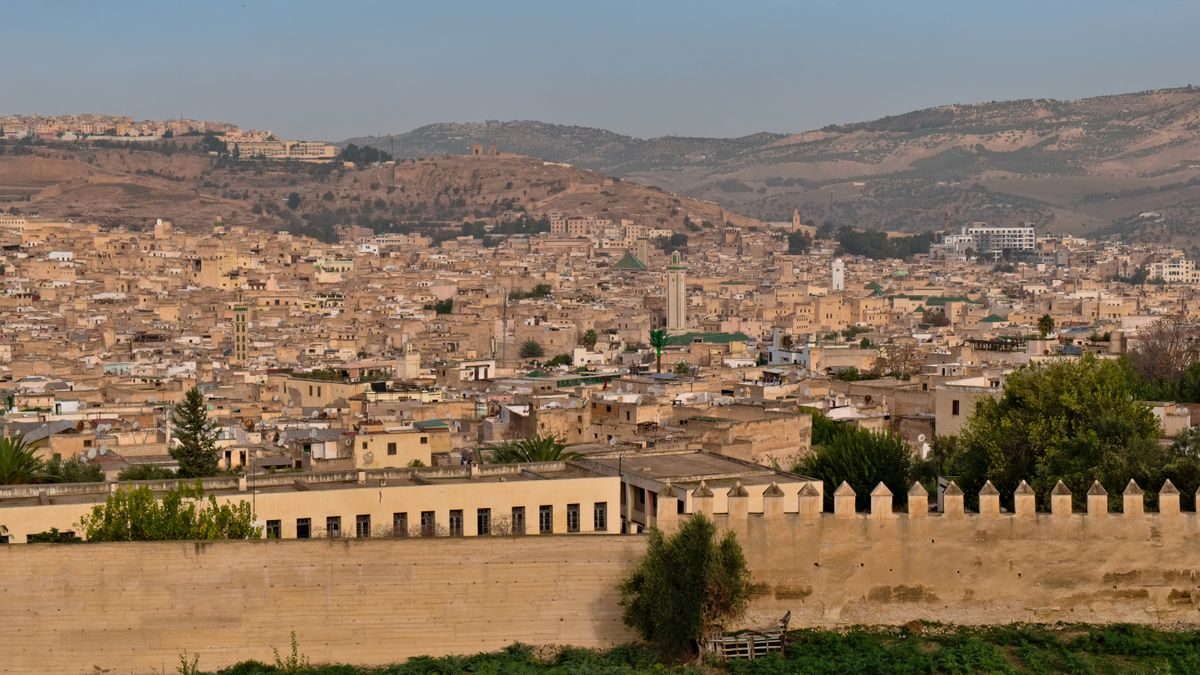 Panorama di Fes con le mura e la medina, punto di partenza dell'escursione