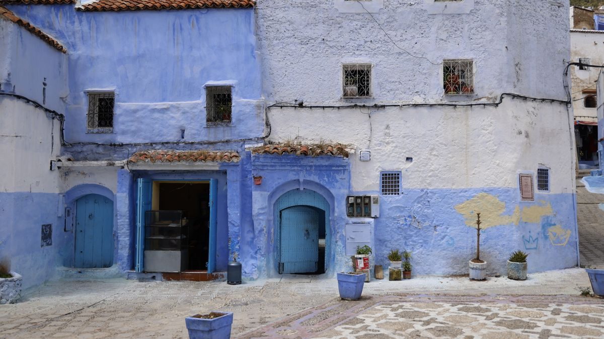 Piazzetta di Chefchaouen con muri dipinti di blu soprattutto nella parte bassa