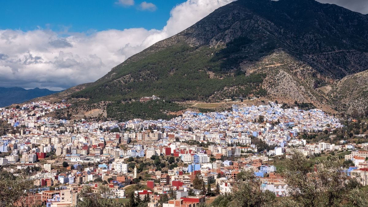 Panorama della medina di Chefchaouen con le montagne del Rif