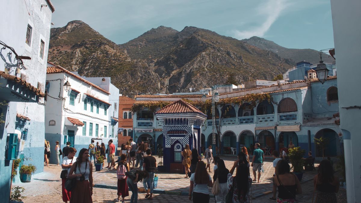 Una piazza della medina di Chefchaouen con le montagne del Rif sullo sfondo
