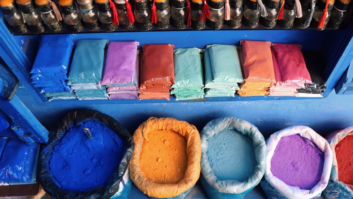 Pigmenti colorati in polvere in vendita in un mercato marocchino