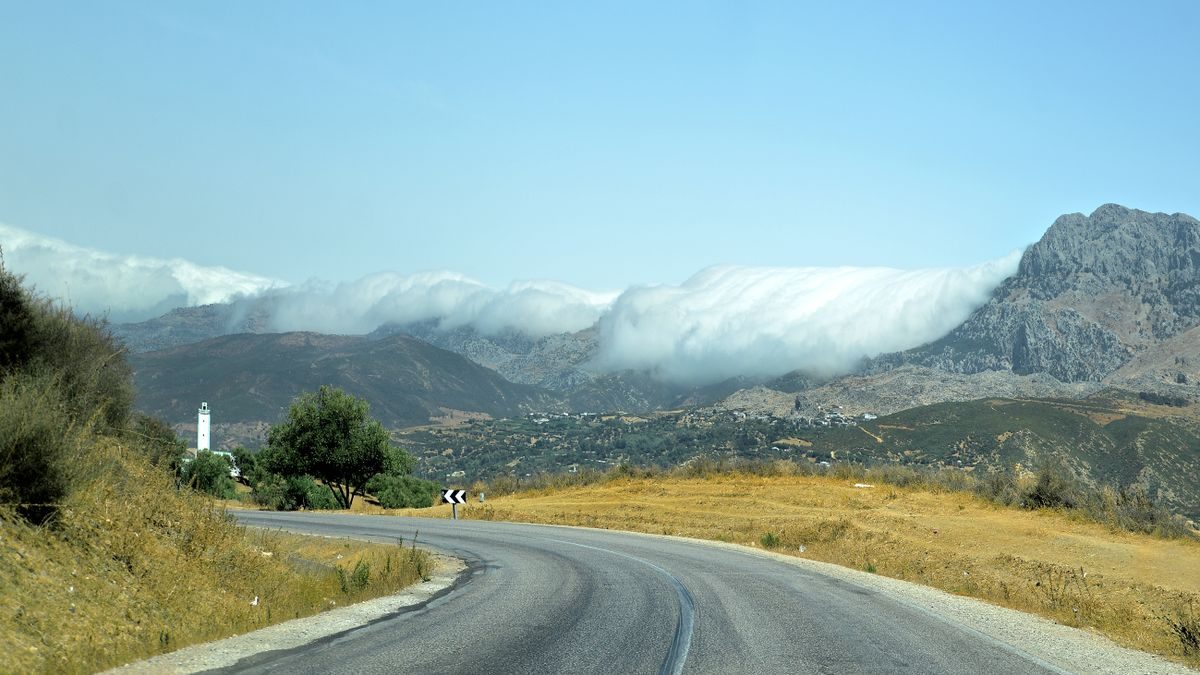 Strada di montagna tra le colline del Rif sulla via per Chefchaouen