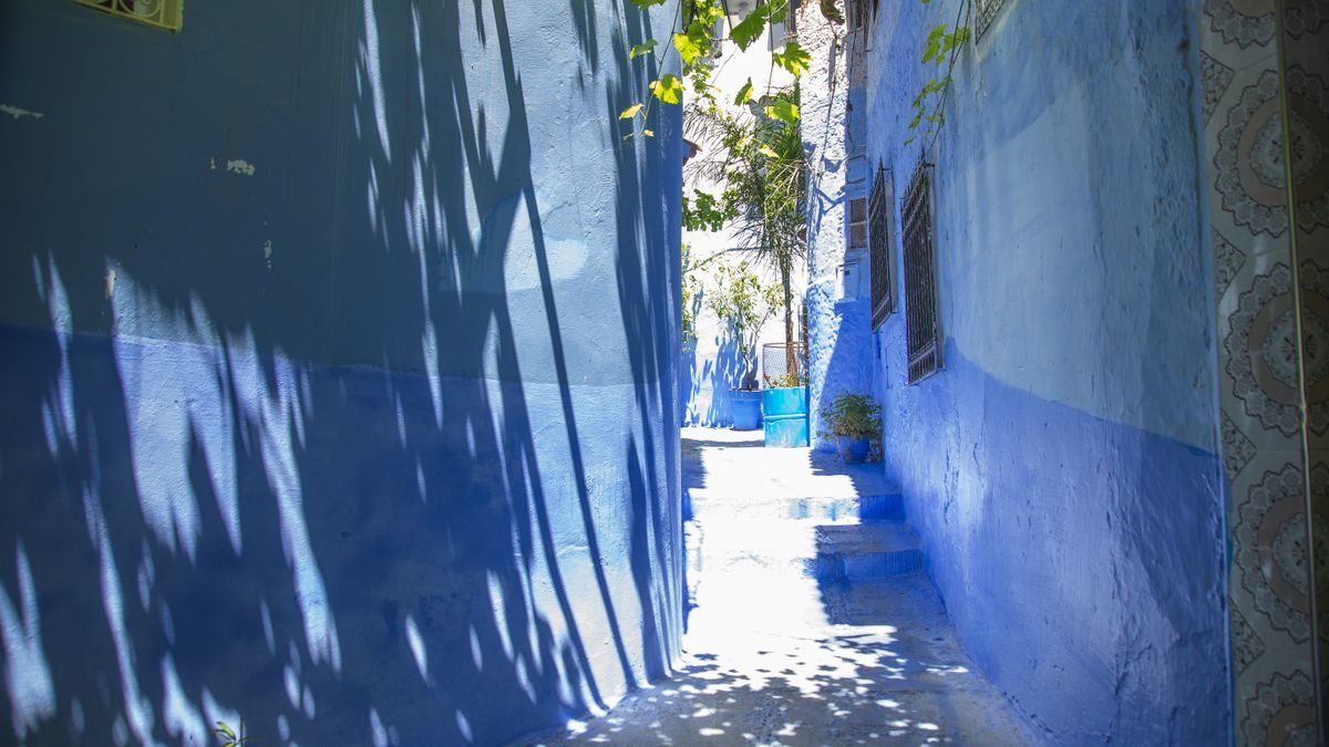 Vicolo blu della medina di Chefchaouen al mattino, ancora deserto