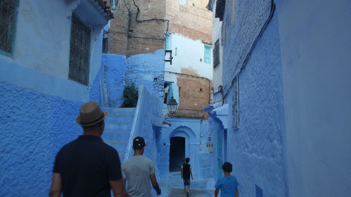 Visitatori a passeggio tra i vicoli blu della medina di Chefchaouen